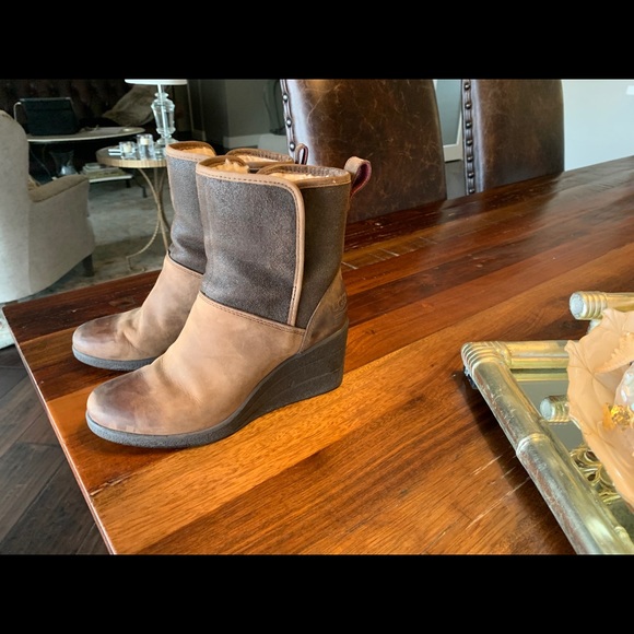 Ugg’s rustic wedge boot in brown leather - Picture 2 of 8